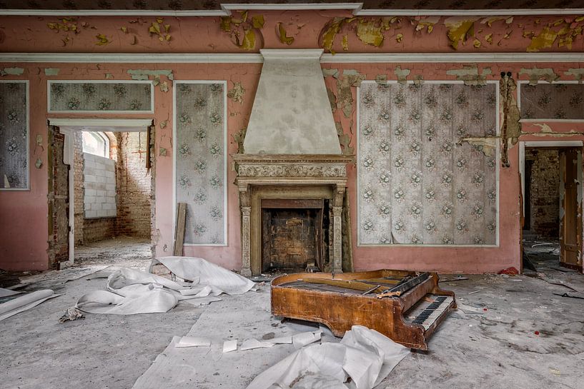 Piano in a deserted place by Gentleman of Decay