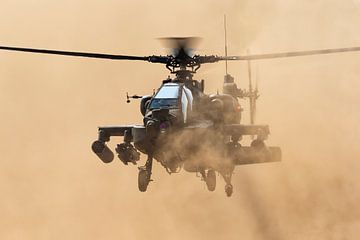 Un hélicoptère Apache traverse un nuage de poussière sur Jimmy van Drunen