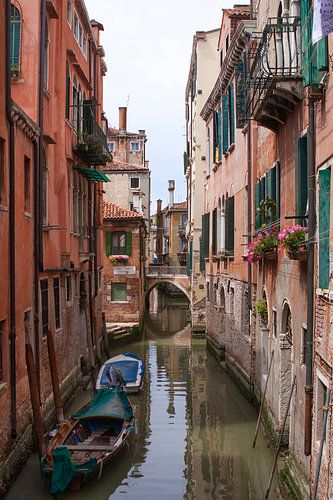 Canal à Venise Italie sur Marianne van der Zee