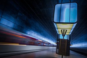 Schnell vorbeirauschende U-Bahn im Bahnhof Hafencity