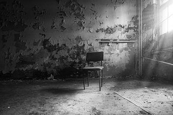 Lost Place - Stuhl im Sonnenlicht - take seat