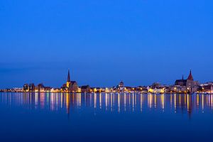 Blick über die Warnow auf die Stadt Rostock am Abend