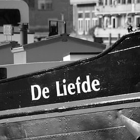 Boot "Love"Detailfoto schwarz-weiß stehend von Marion Hesseling