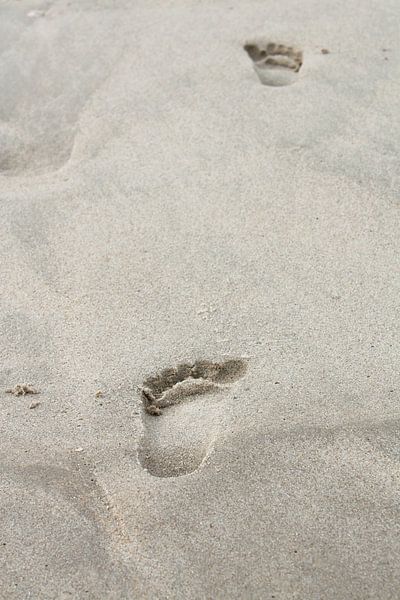 Voetstappen op het strand / Footsteps on the beach  / Des pas sur la plage van Margreet Frowijn