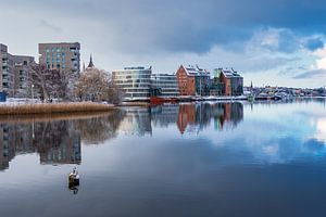 Blick über die Warnow auf die Hansestadt Rostock im Winter