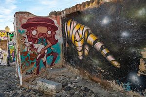 Graffiti in der alten Alfama in Lissabon, Portugal. Der ultimative Kontrast zwischen Alt und Neu.