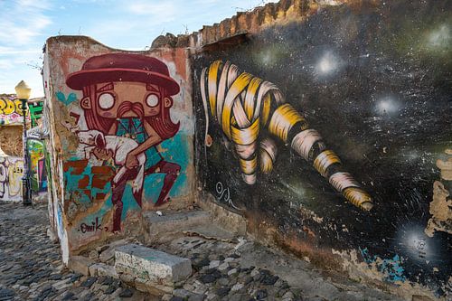 Graffitis dans le vieil Alfama à Lisbonne, Portugal. Le contraste ultime entre l'ancien et le n