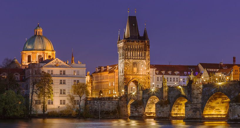 Le pont Charles à Prague après le coucher du soleil par Henk Meijer Photography