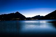 Thunersee, zicht op Thun Zwitserland in de late avond. by Gideon Onwezen thumbnail