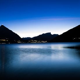 Thunersee, zicht op Thun Zwitserland in de late avond. by Gideon Onwezen