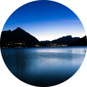Thunersee, zicht op Thun Zwitserland in de late avond. van Gideon Onwezen