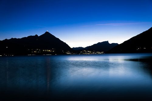 Thunersee, zicht op Thun Zwitserland in de late avond.