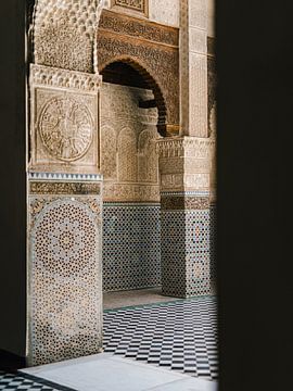 Blick durch eine Koranschule in Marokko | dekorative Architektur | Reisefotografie von Studio Rood