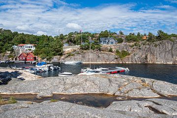 Kleiner Hafen an der Bucht Paradisbukta in Norwegen