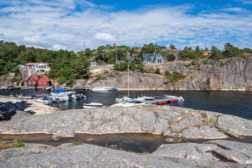 Kleiner Hafen an der Bucht Paradisbukta in Norwegen von Rico Ködder