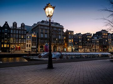 Zonsondergang aan de gracht, Amsterdam, Nederland van Ruurd Dankloff
