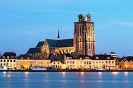 Grote Kerk Dordrecht tijdens blauwe uurtje in de avond. van Peter Verheijen thumbnail