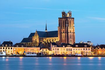 Grote Kerk Dordrecht tijdens blauwe uurtje in de avond. von Peter Verheijen