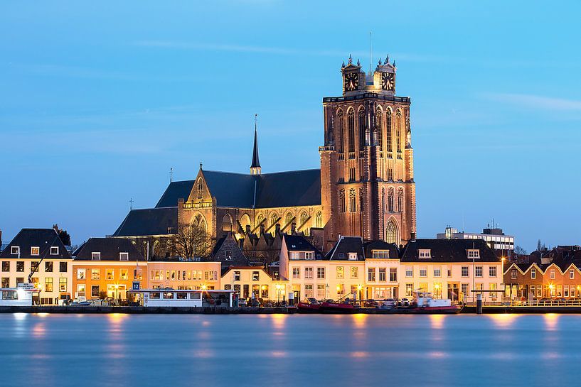 Grote Kerk Dordrecht tijdens blauwe uurtje in de avond. van Peter Verheijen