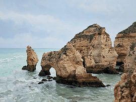 Felsformationen am Strand in Lagos, Portugal von Hecate Pim