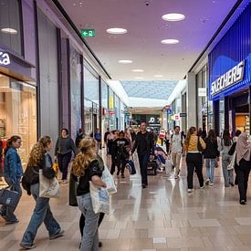 Gezellig druk in overdekt winkelcentrum van Maarten Zeehandelaar