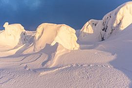 Des dunes de neige à la lumière du soleil couchant sur André Post