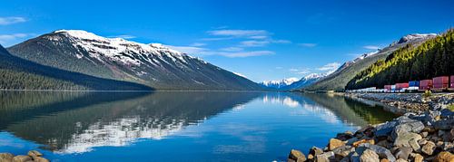 Meer en spoorlijn langs Highway 16, Canada