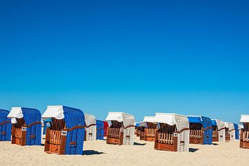 Beach chairs on the Baltic Sea coast in Warnemuende, Germany van Rico Ködder