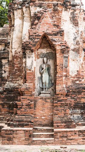 Bouddha debout entouré des vestiges d'un temple sur Wendy Duchain