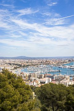 Uitzicht op de haven van Palma de Mallorca vanaf Kasteel Bellver | Reisfotografie van Kelsey van den Bosch