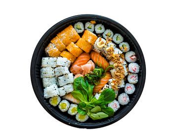 ein Sushi-Sortiment auf weißem Hintergrund