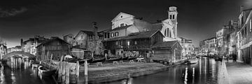 Gondel-Werft in Venedig in schwarzweiss . von Manfred Voss, Schwarz-weiss Fotografie