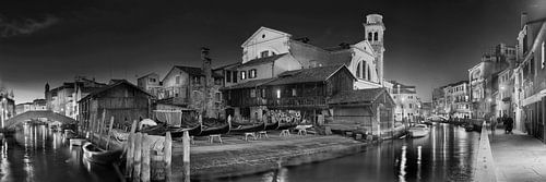 Gondelwerf in Venetië in zwart en wit .