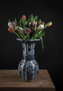 Modernes Stillleben: Tulpen in einer Delfter Blau Vase