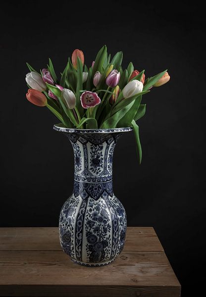 Modernes Stillleben: Tulpen in einer Delfter Blau Vase von Marjolein van Middelkoop