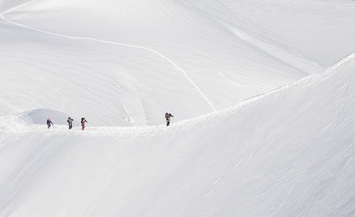 Op weg naar de top - klimmen in de sneeuw