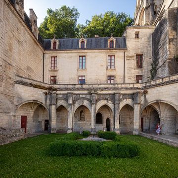 Innenhof Abtei von Brantome mit geschnitzten Höhlen, Frankreich