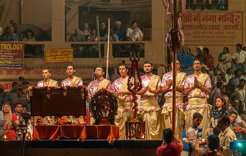 India: Aarti ceremonie (Varanasi) by Maarten Verhees