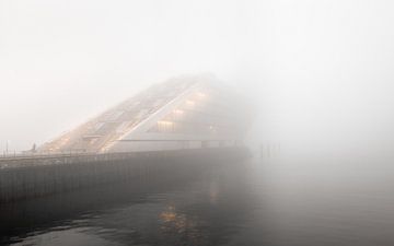 Dockland Hamburg in de mist van Nils Steiner