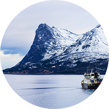 Bergen en vissersboot in de winter bij Harstad in Noorwegen