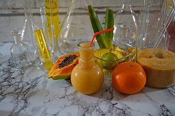 tropische cocktail met ananas-limoen-papaya-sinaasappel.