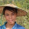 Portrait d'une dame sympathique avec un chapeau de paille dans la campagne du Myanmar. sur My Footprints