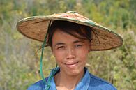 Porträt einer freundlichen Dame mit Strohhut im ländlichen Myanmar von My Footprints Miniaturansicht