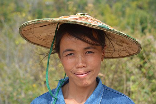 Smile.  Dame met strohoed op platteland Myanmar