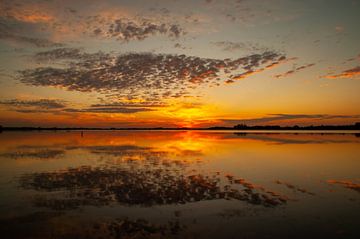 Waterreflecties bij een prachtige zonsondergang van Geert-Jan vd Meer