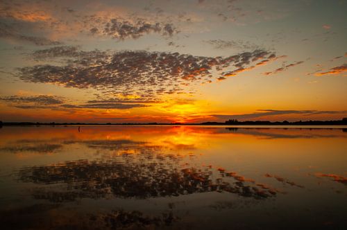 Wasserspiegelungen bei einem schönen Sonnenuntergang