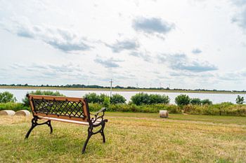 Wunderbare Aussicht mit dieser Bank in der offenen Natur