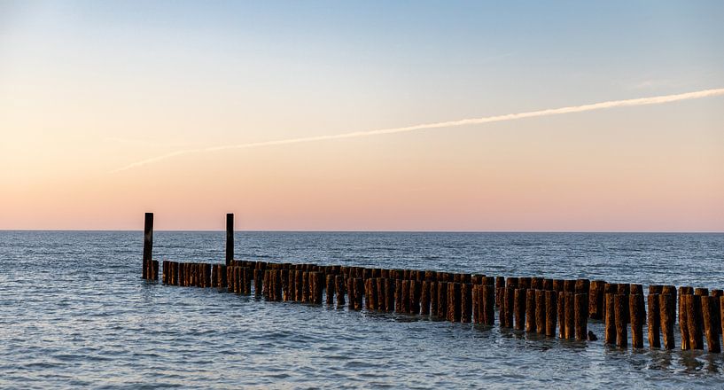 Beach posts with setting sun by Percy's fotografie