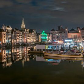 avond op de Damrak , Amsterdam van Aldo Sanso
