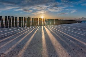 Zonsondergang met Golfbrekers strand  Burgh-Haamstede van Jan Poppe